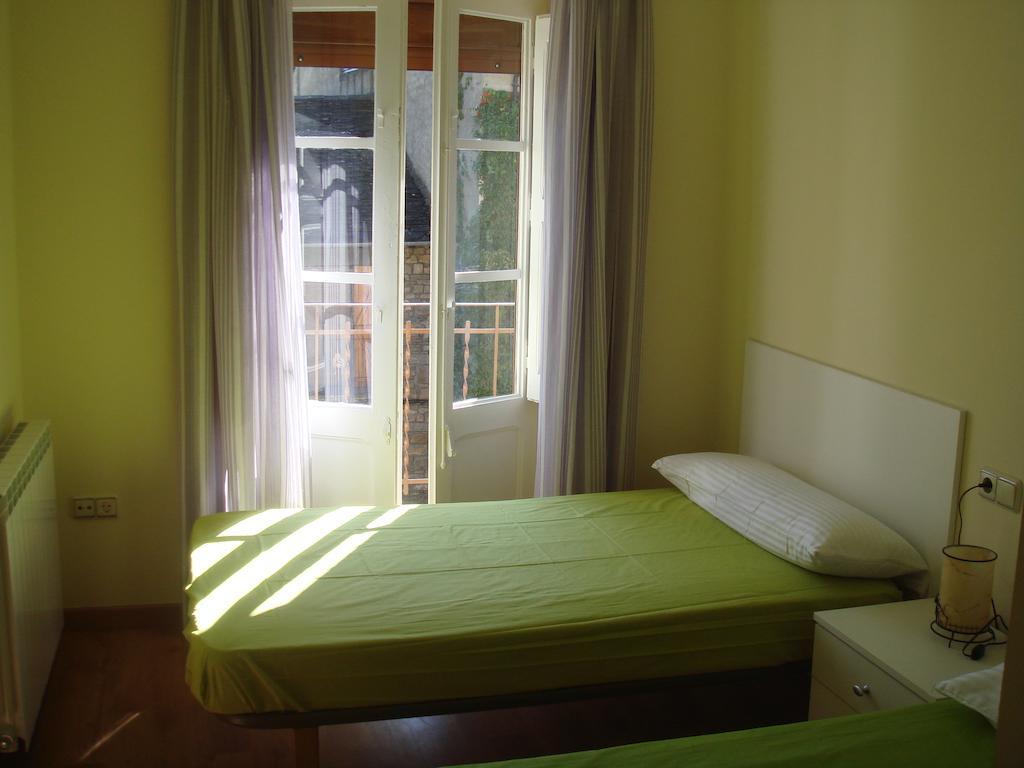 Apartamentos Valles Broto Room photo